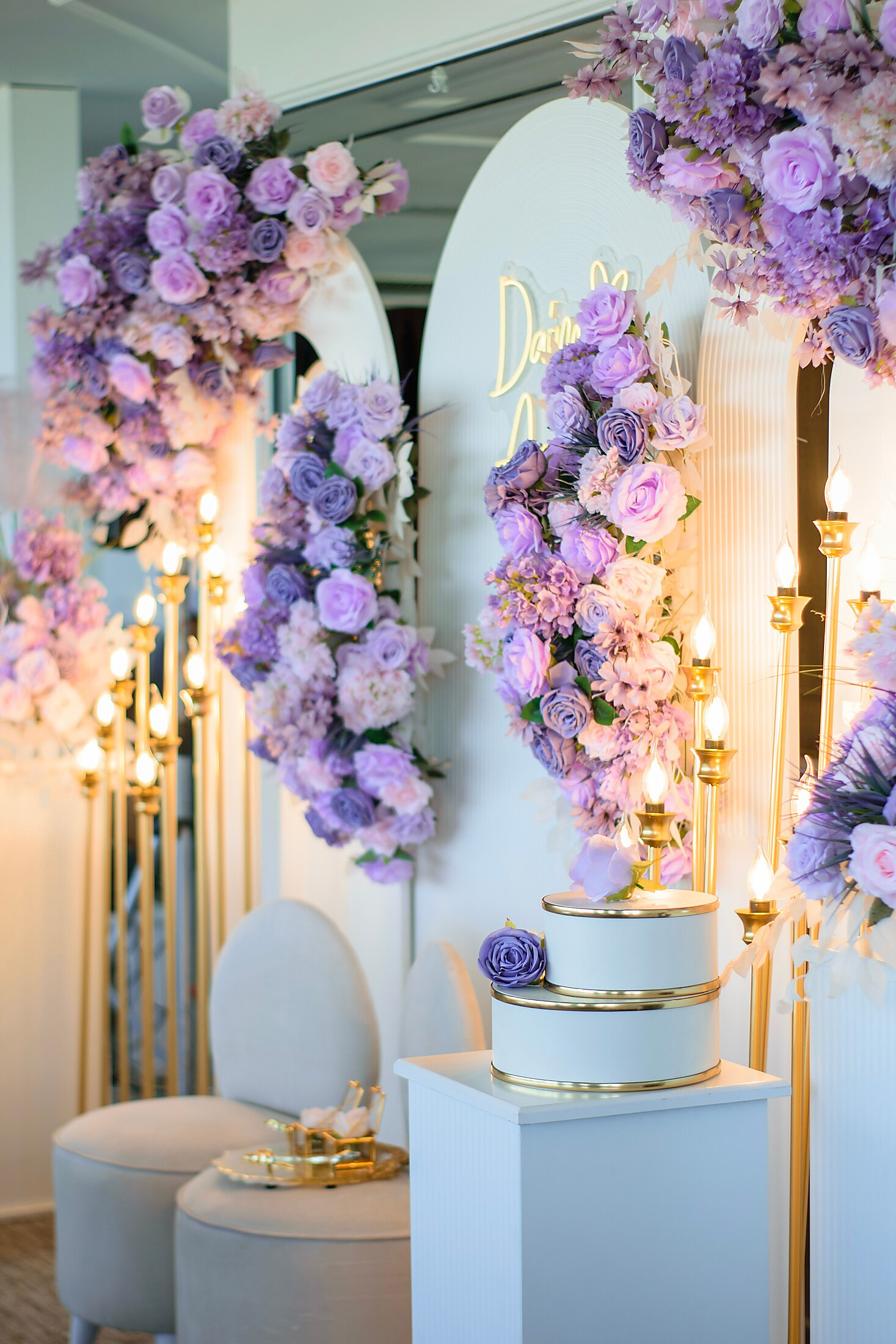 Purple floral wedding décor