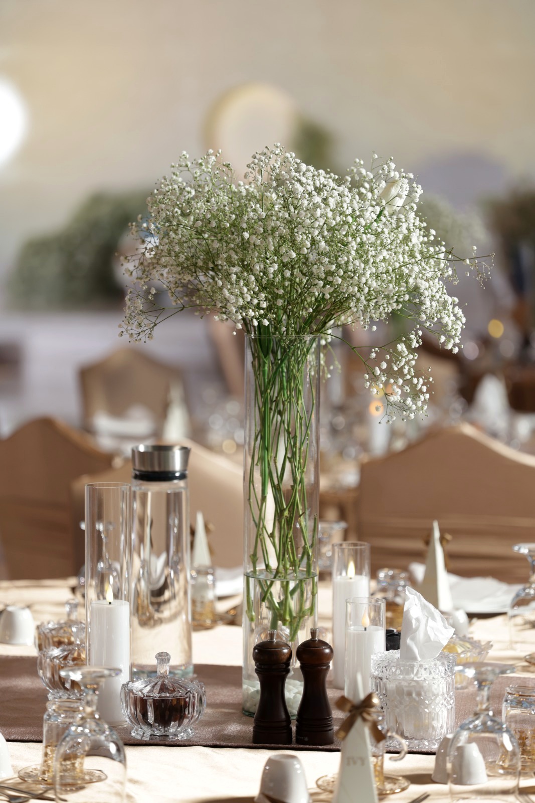 Baby's-breath table arrangement